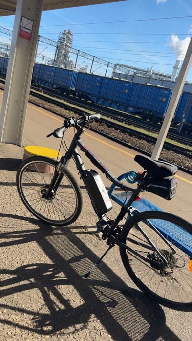 Rower elektryczny RIVERSIDE 500 /// jedzie z prędkością około 39 km/h