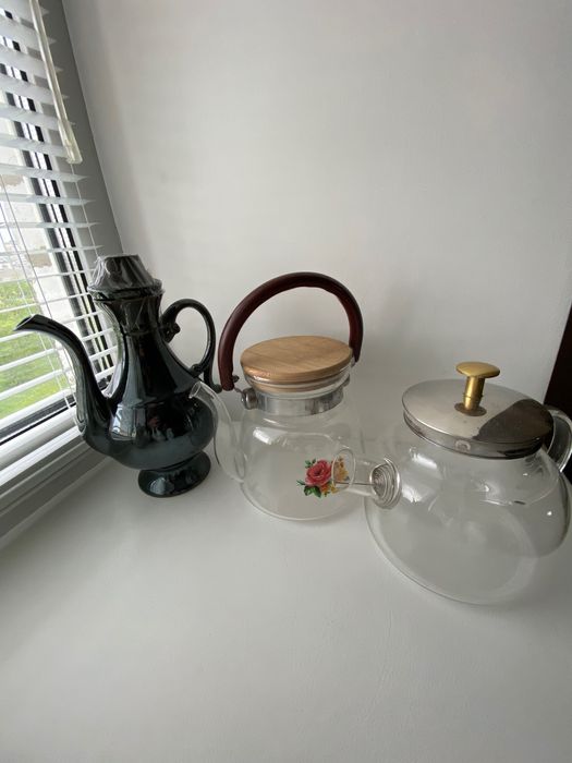 Посуда,фарфоровые тарелки,блюдо,сахарница,чашка,чайник,молочник