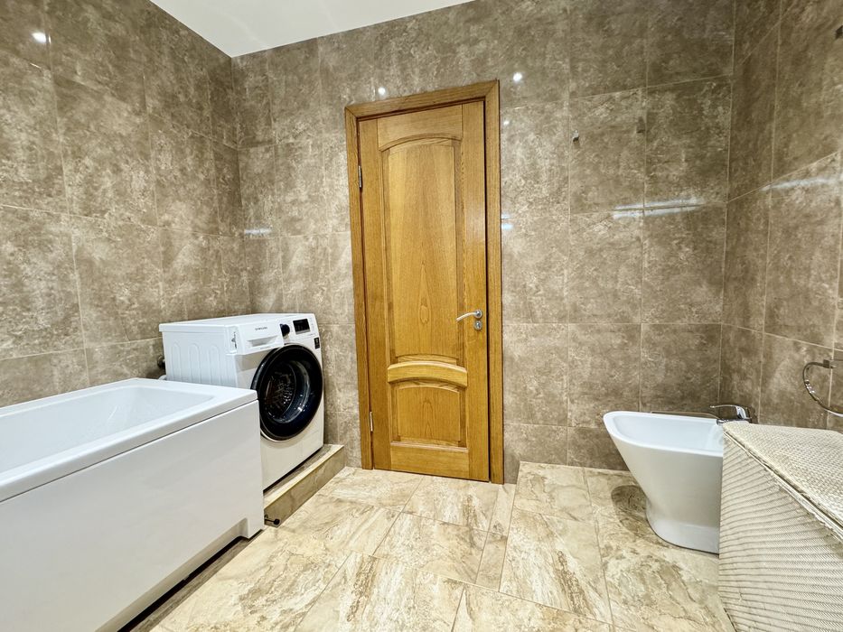 Продаж квартири 3-х кімн 118 м2 на Ливарна 9