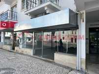 Loja de r/c para comercio e serviços no centro de Porto de Mós.