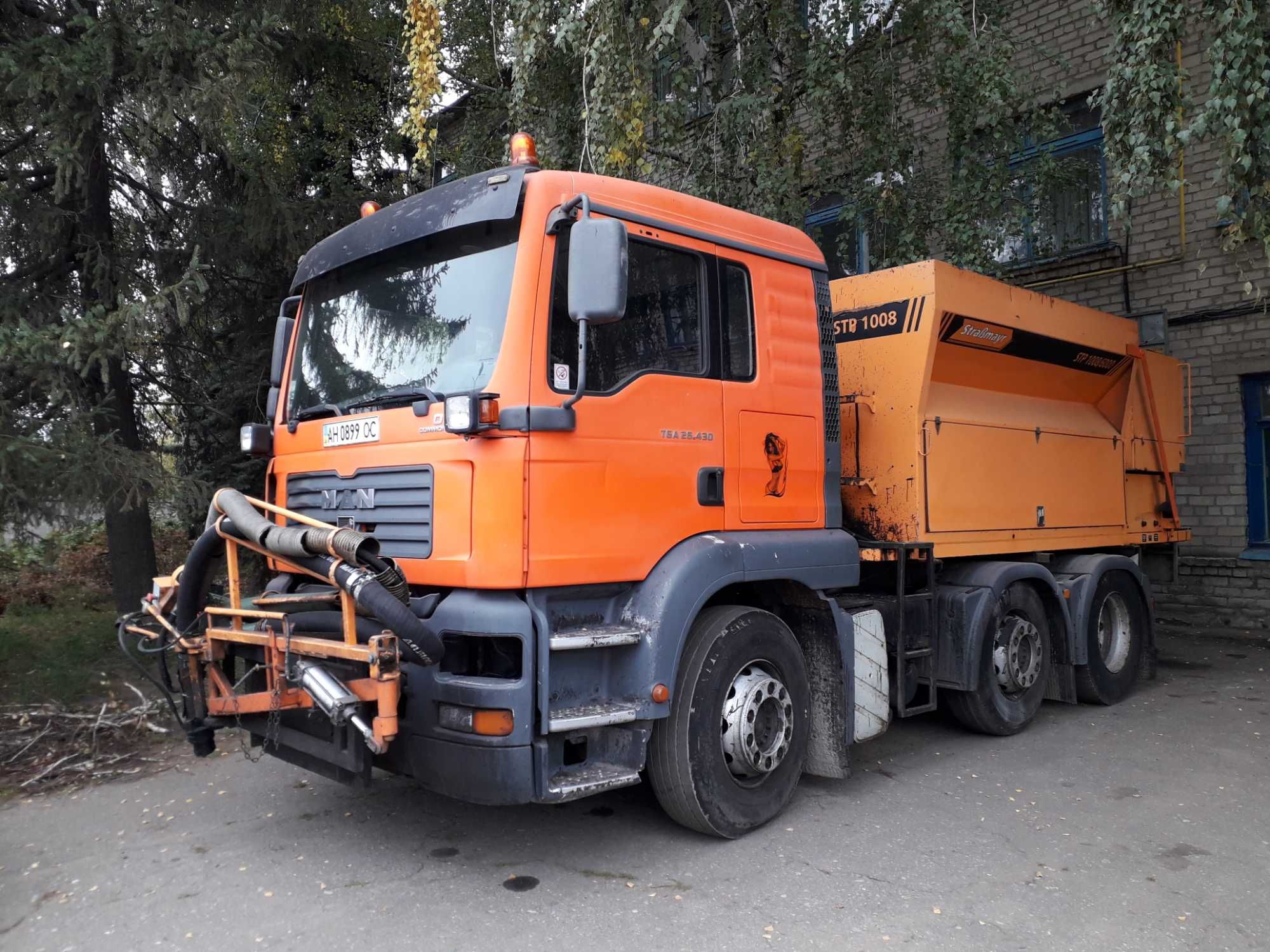 Две установки Strassmayr 6000/1008 STPдля ямочного ремонта дорог