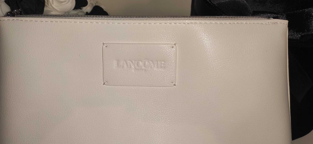 Biała kremowa kosmetyczka Lancome skóra