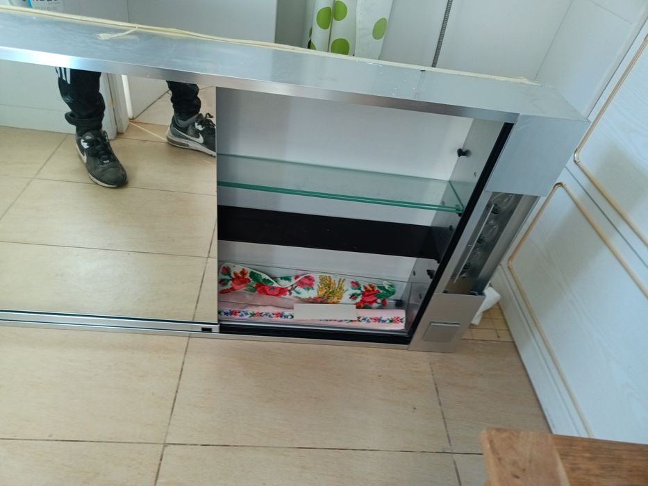 Półka łazienkowa z lustrami