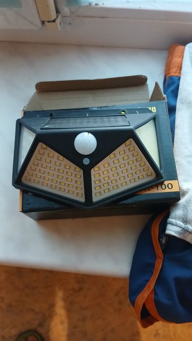 Продам срочно уличный светильник который заряжается от солнца