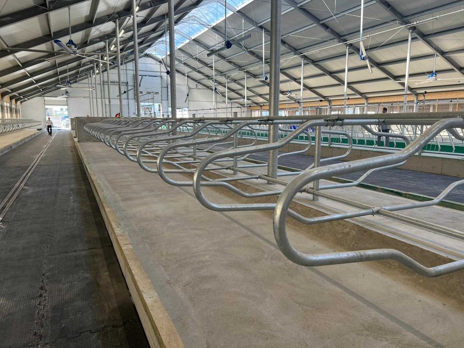 Agrafki Obejmy Rury Drabiny wyposażenie obory KOMPLETNE!