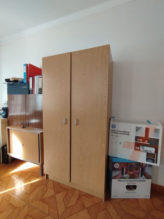 Mobília de madeira clara