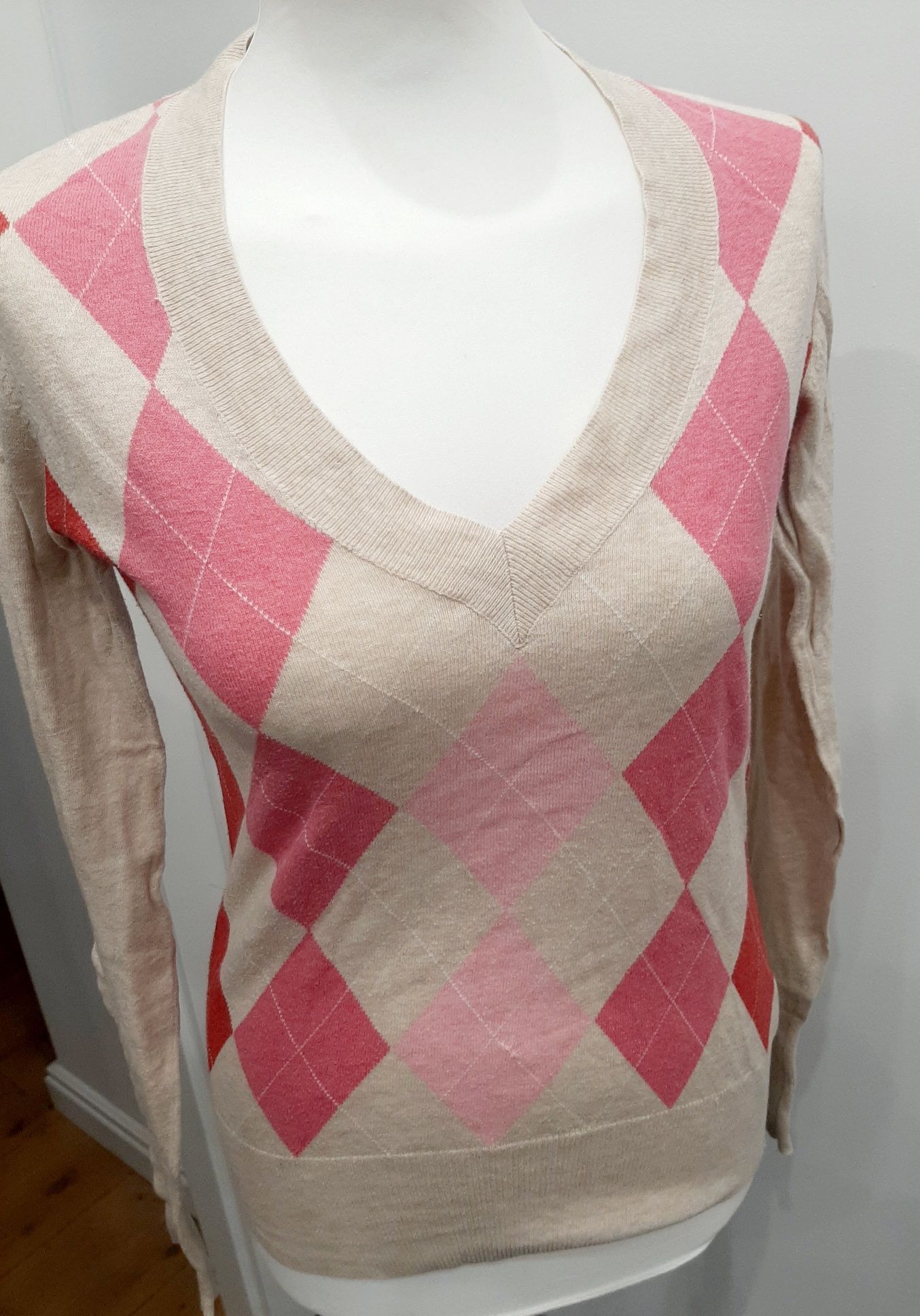 Sweter beżowy w romby geometryczny beige sweater z dekoltem bawełna co