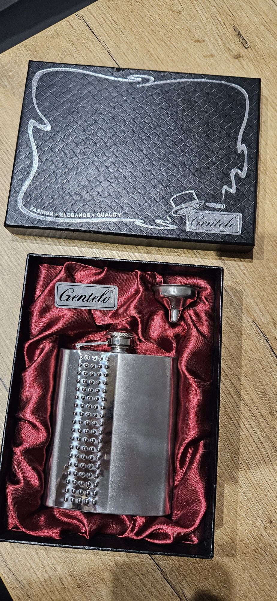 Piersiówka metalowa w eleganckim etui