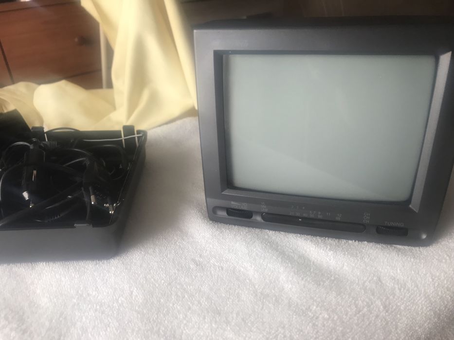 Tv pequena preto e branco