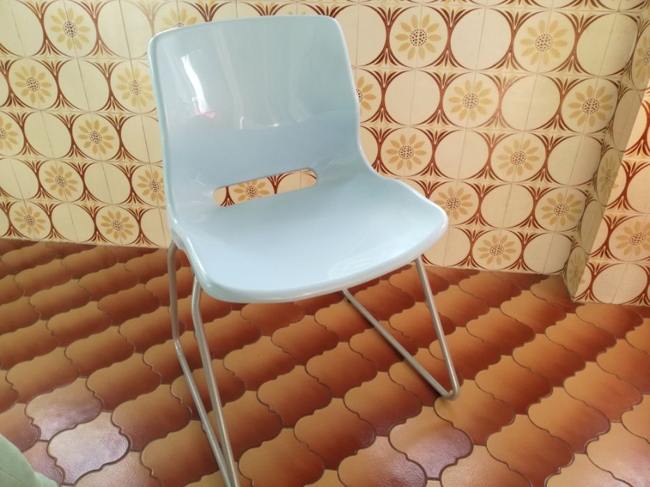 Cadeira IKEA (com tampo de plástico forte)