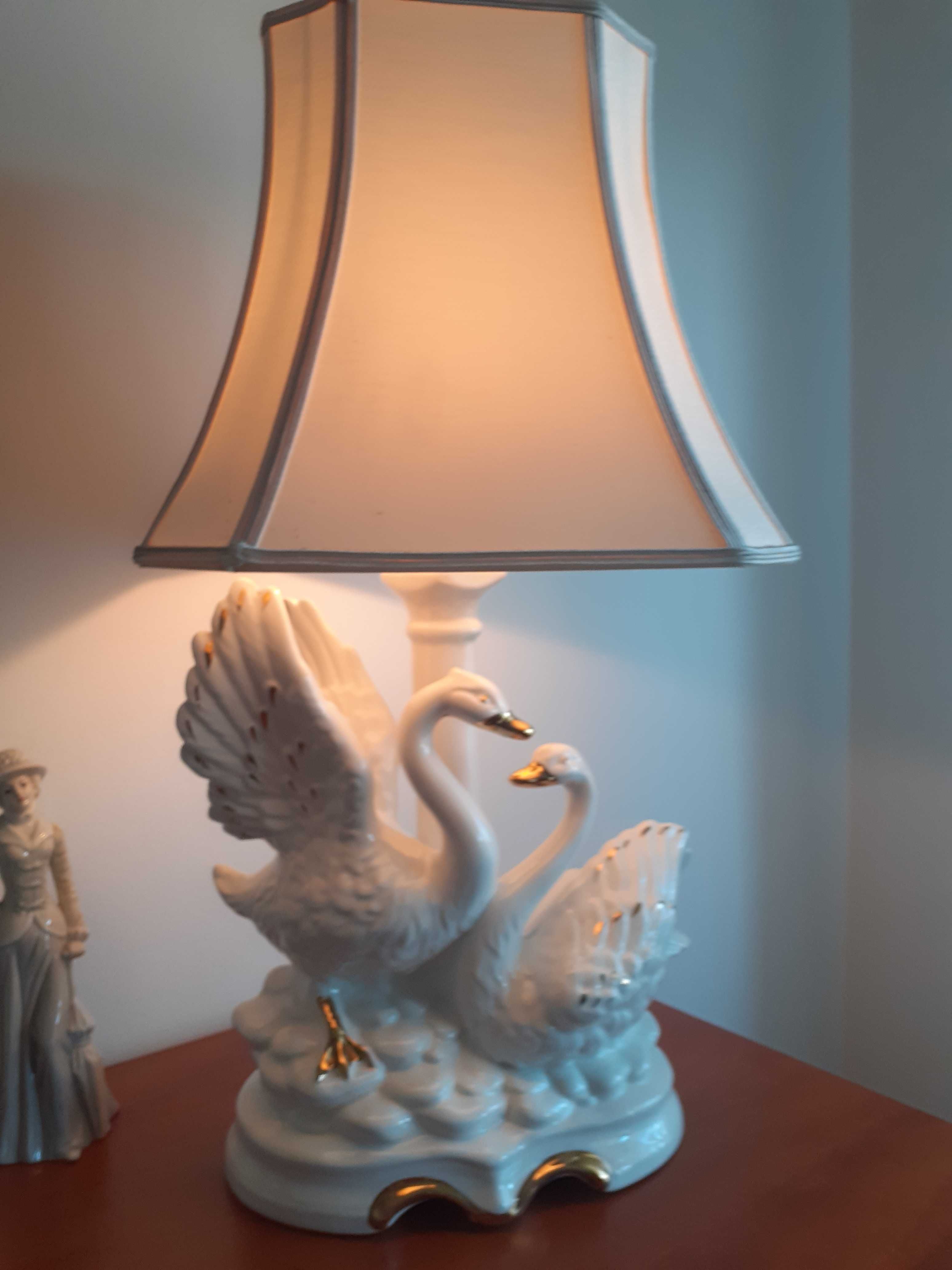 Porcelanowa lampa piękna bez ubytków