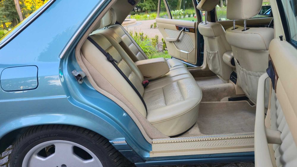 Wynajem auta na ślub – Mercedes-Benz 560SEL z kierowcą
