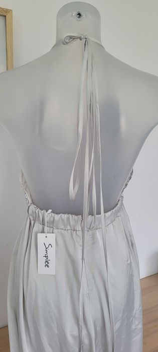 Szara jasna długa sukienka cekiny odkryte plecy Simplee, roz S