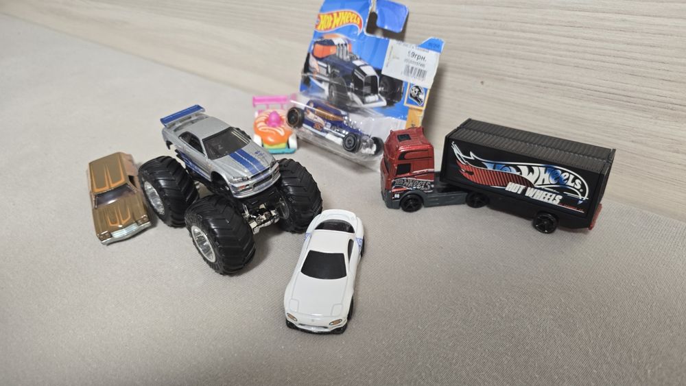 Машинки Hot Wheels Premium,Hot Wheels Monstertruck та Hot Wheels TH