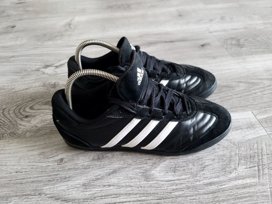 Продам фірмові кросівки футзалки Adidas