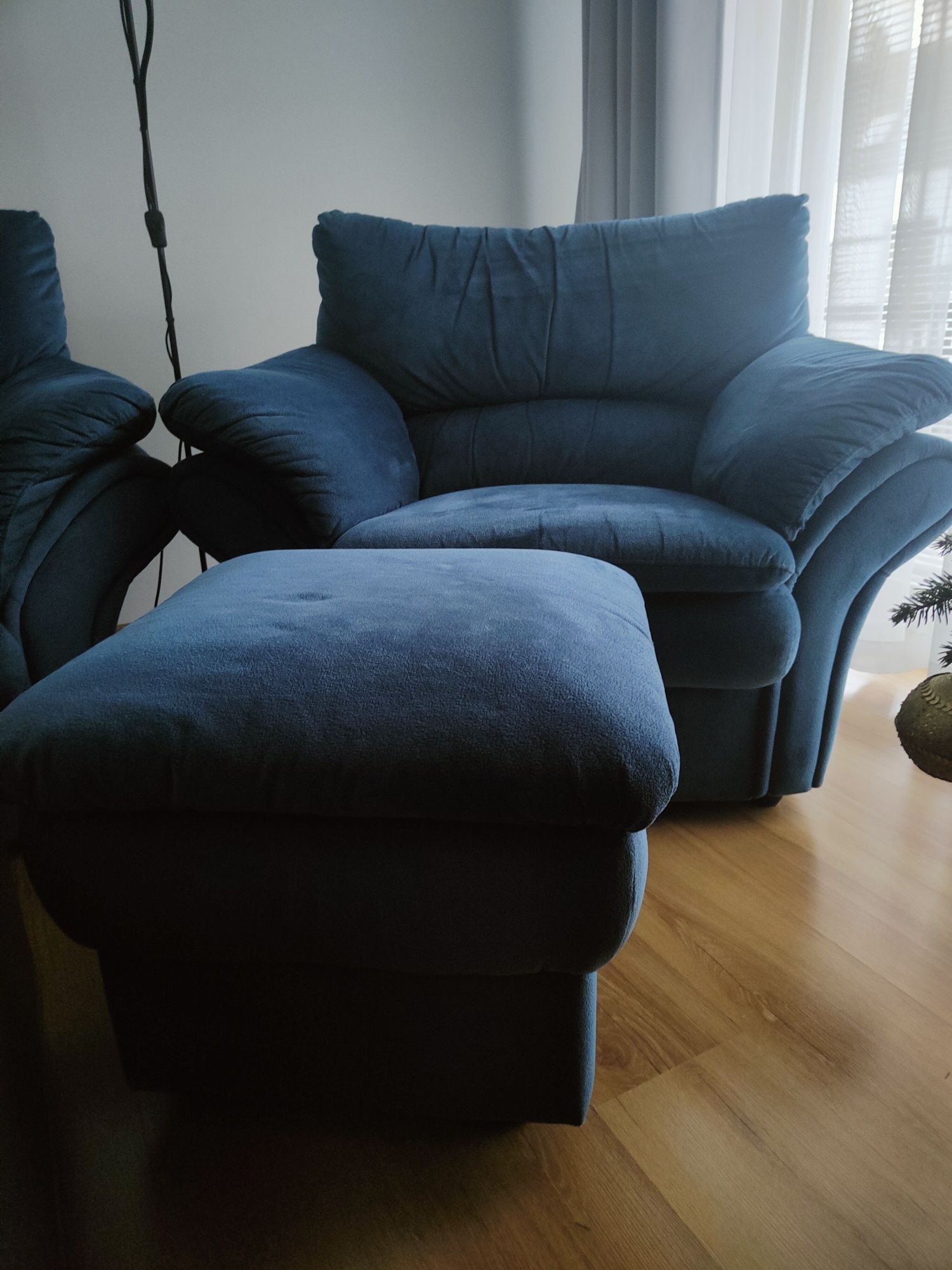 Wygodna sofa, fotel i pufa kolor morski.