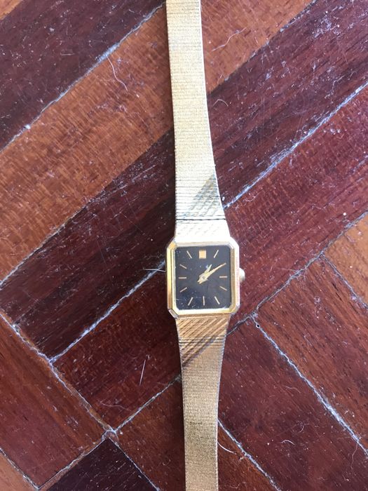 Relógio vintage dourado mulher