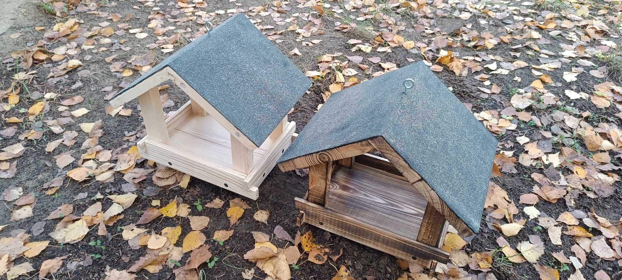 Karmnik dla ptaków drewniany.