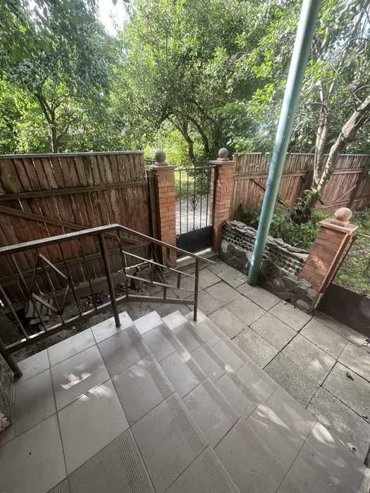 Продаж житлового будинку з великою ділянкою у центрі Куликова!