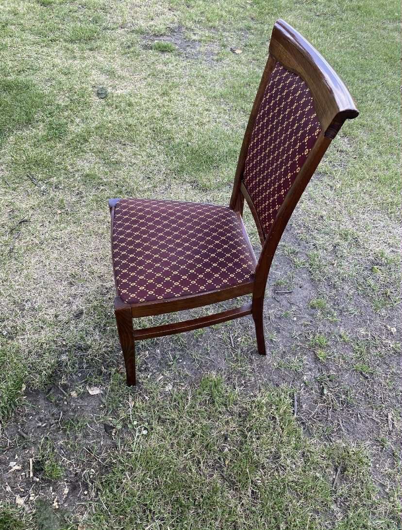 Stół z krzesłami
