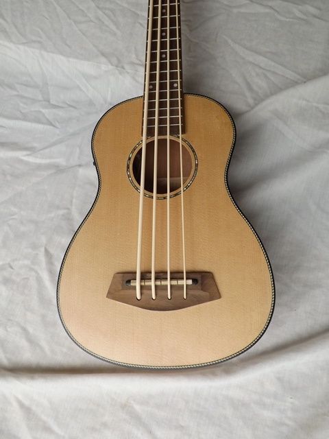 Ukulele baixo eletrificado (bass uk)