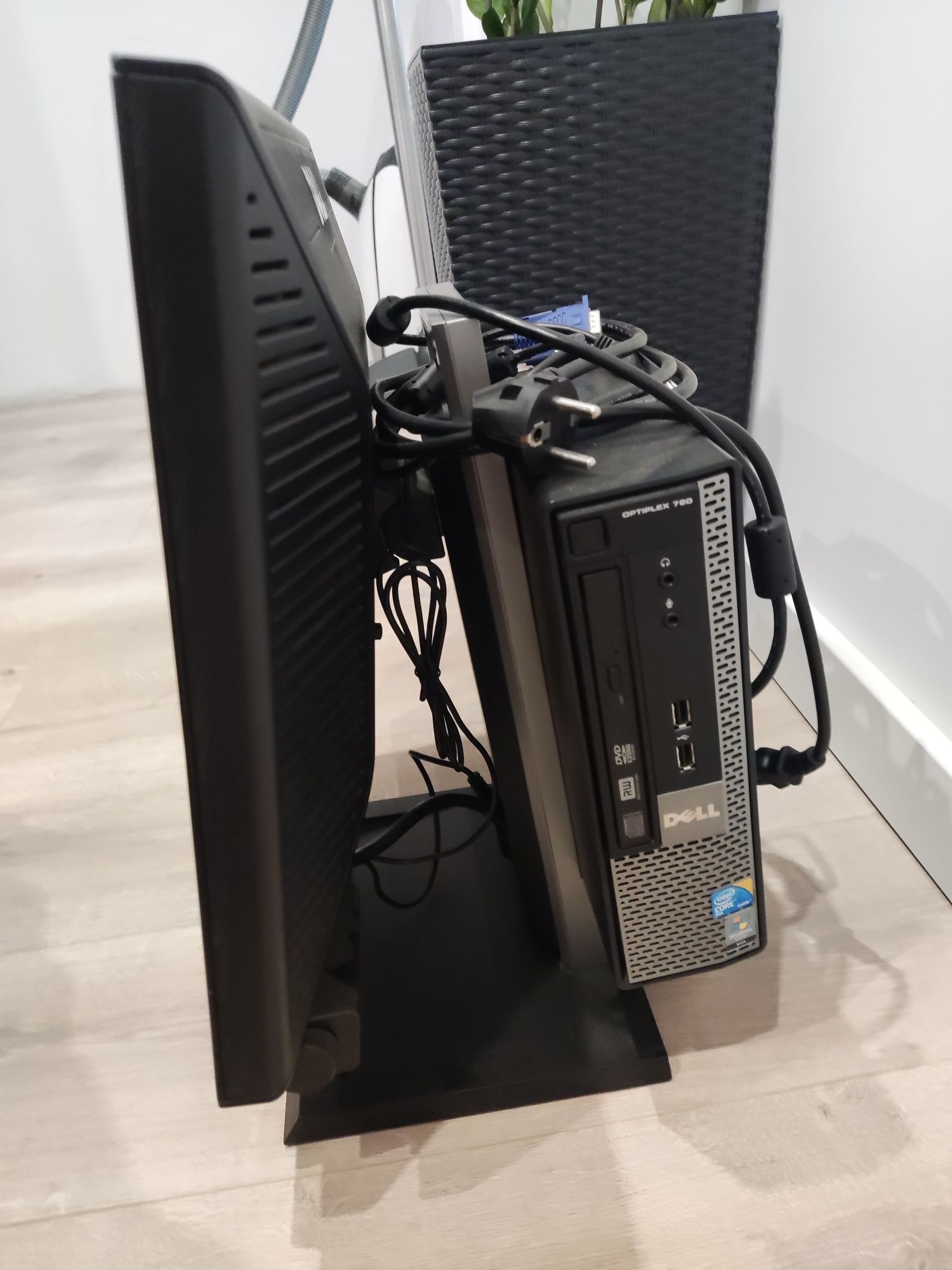 Komputery Dell 4 sztuki + 1 zintegrowany monitor