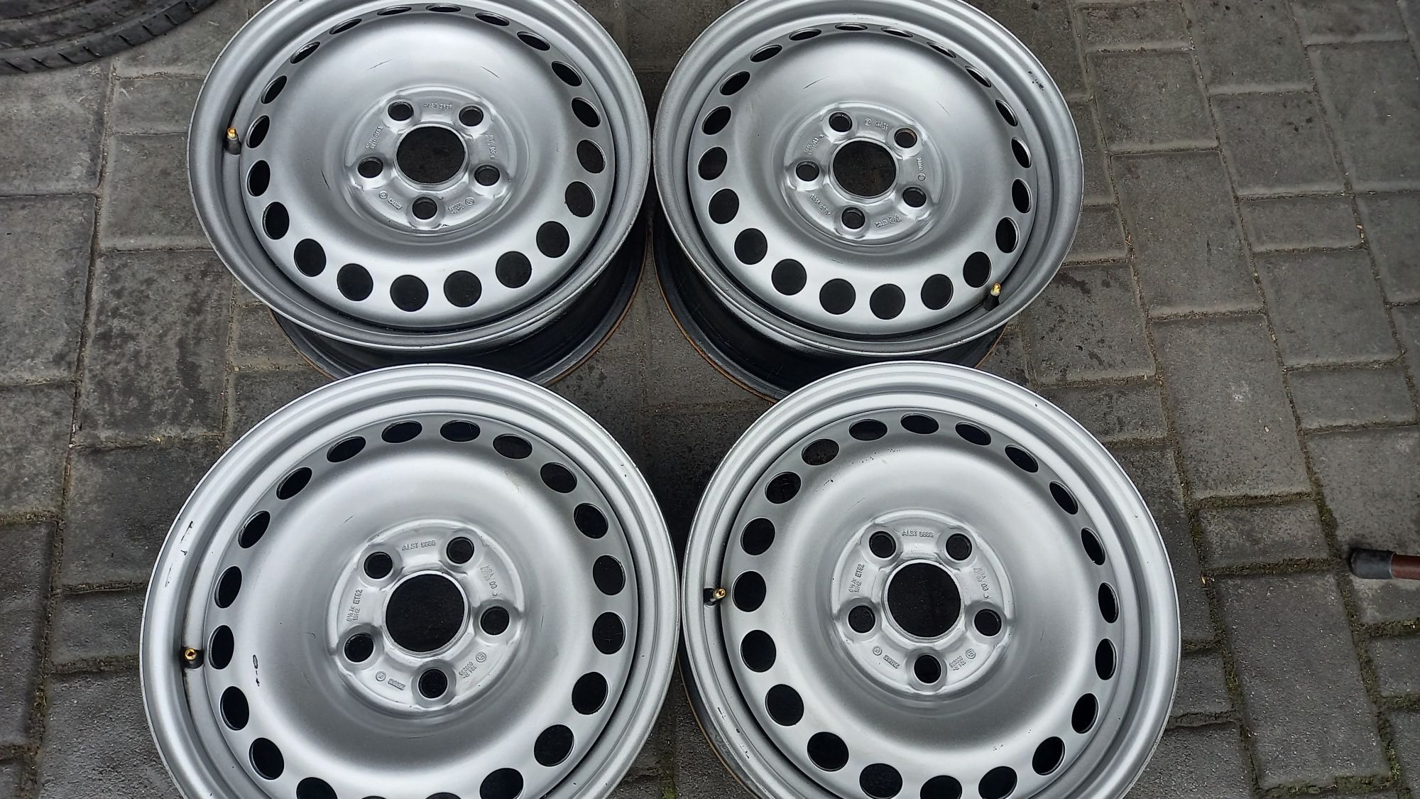 Oryginalne Felgi Stalowe Demo VW T5 T6 6.5J ET 51 16" 5x120 4 sztuki