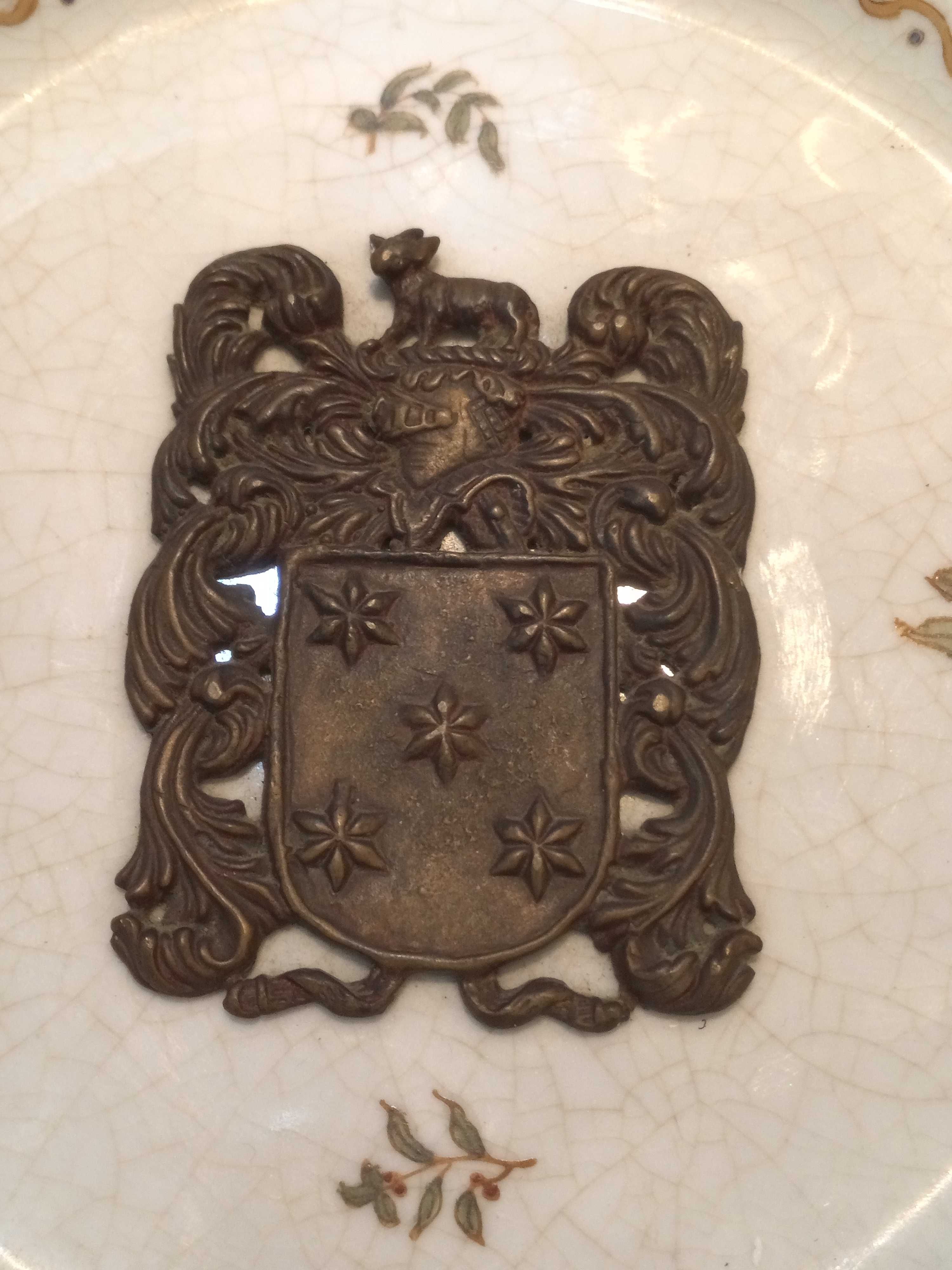 Prato decorativo com brasão em metal antigo