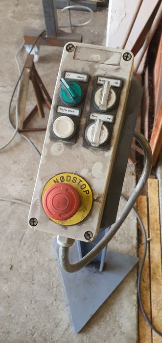 Stol spawalniczy z ruchomym blatem