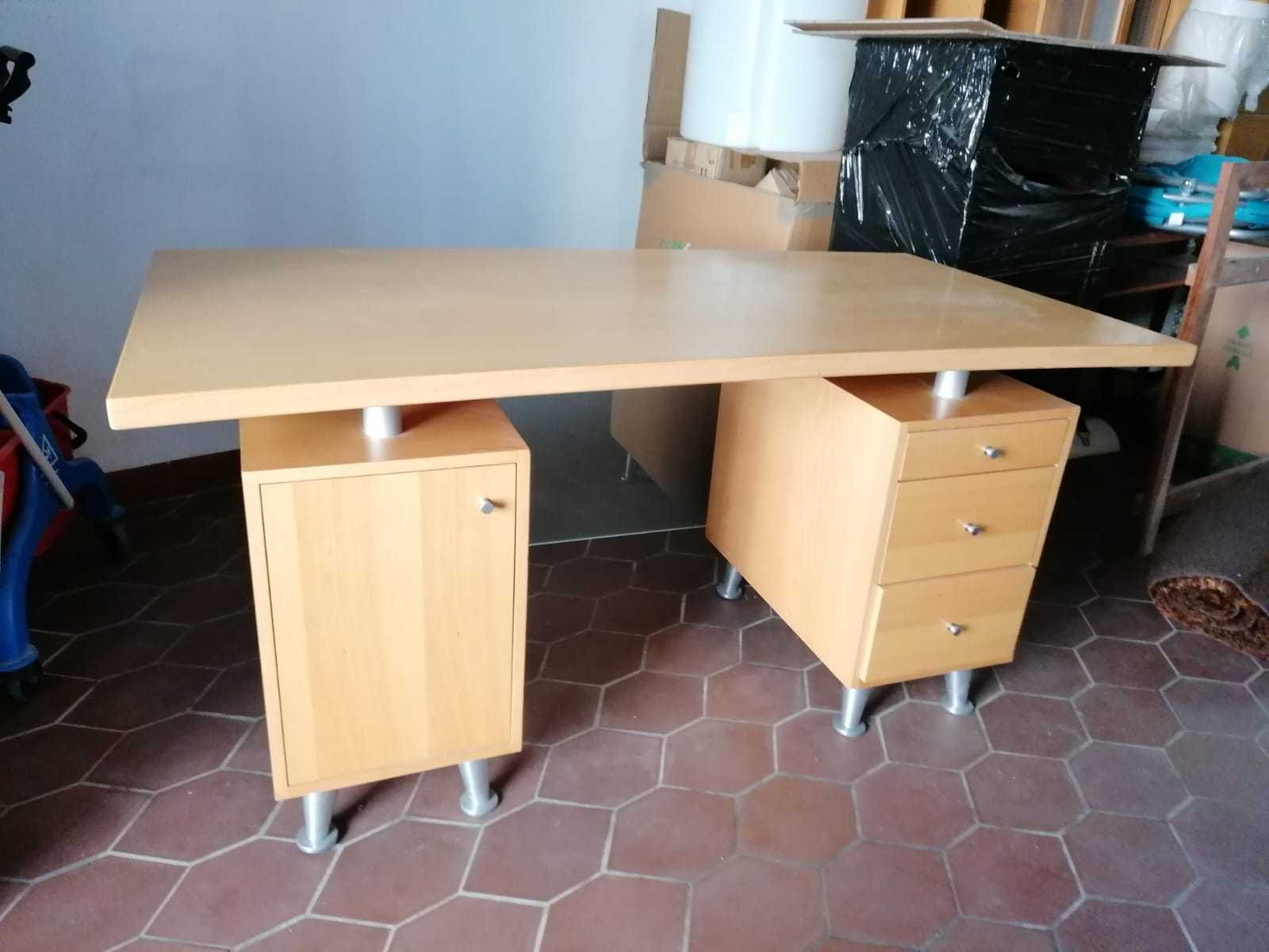 Secretaria em madeira