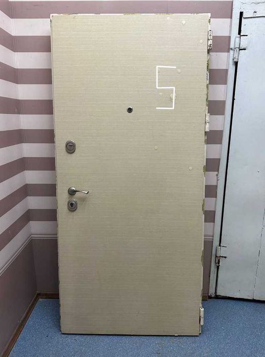 Двері вхідні металеві з Новобудов Склад з дверима БУ м.Шулявська