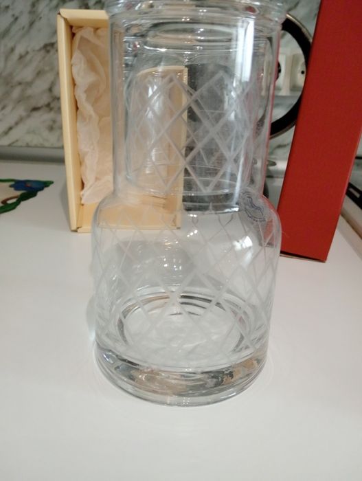 Garrafa de água e copo em cristal