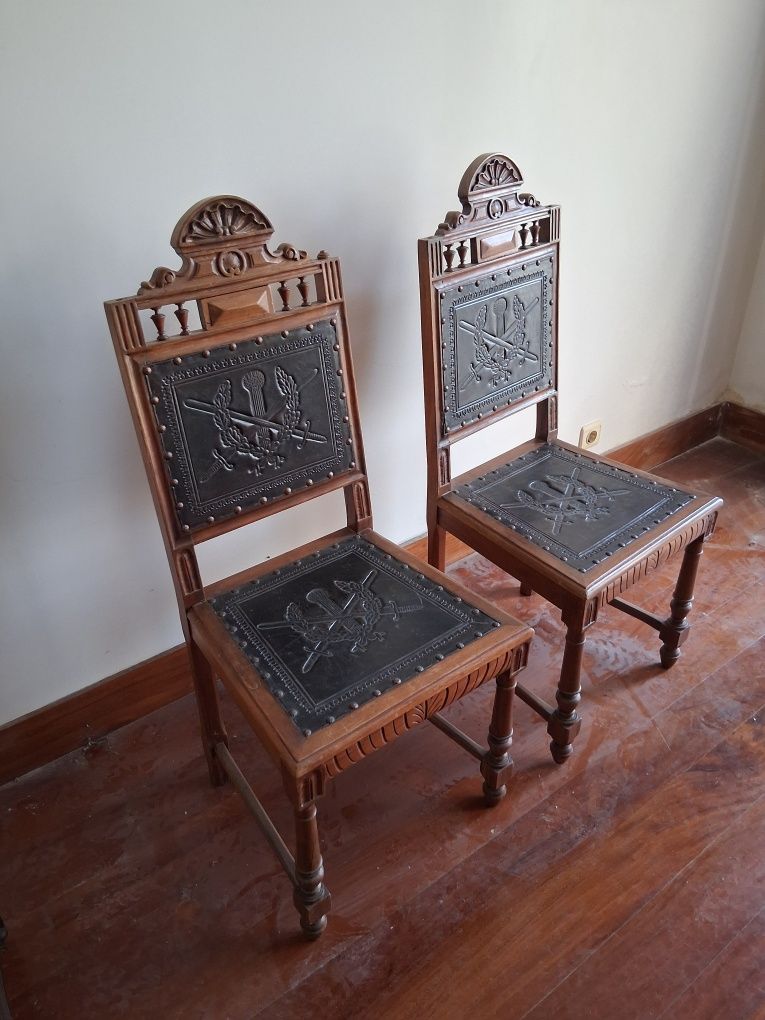 Mesa de madeira maciça clássica