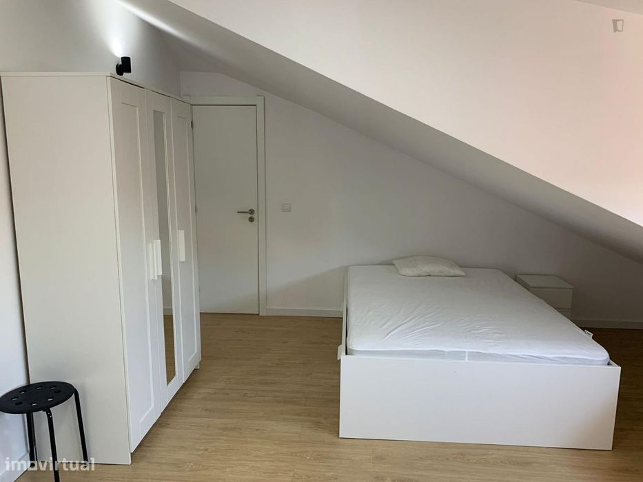 513596 - Quarto com cama de casal em...