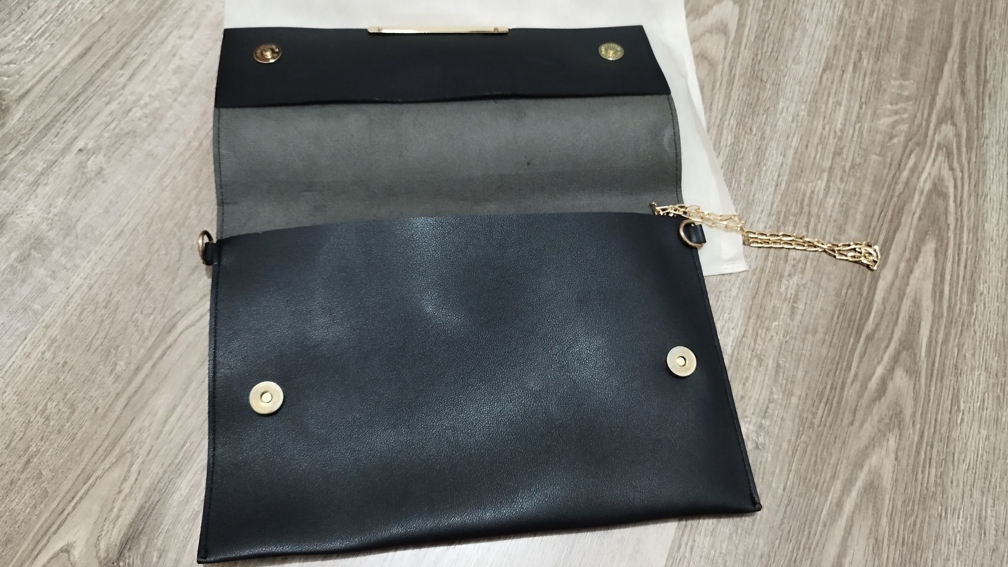 Clutch preta, com apontamento dourado