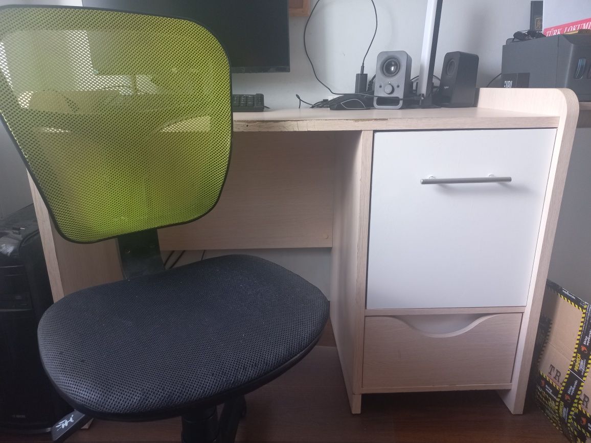 Sprzedam biurko z fotelem