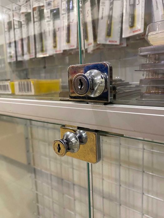 Б/у шафа скляна з сіткою в гарному стані витрина