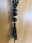 Colar comprido em prateado e preto