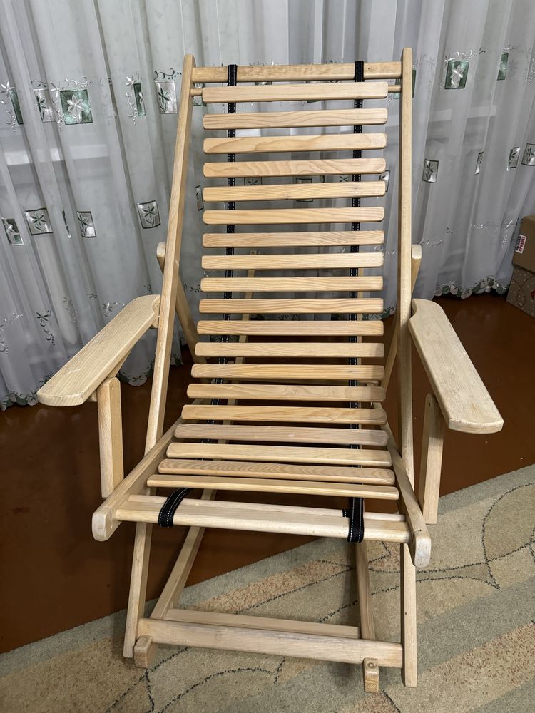 Розкладне деревʼяне крісло-гойдалка шезлонг
