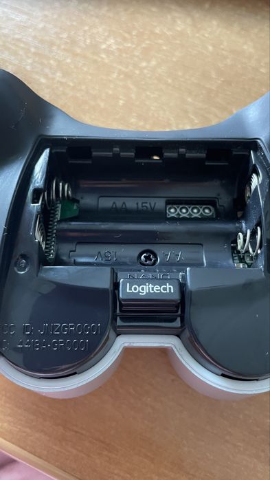 Бездротові геймпади Logitech F710