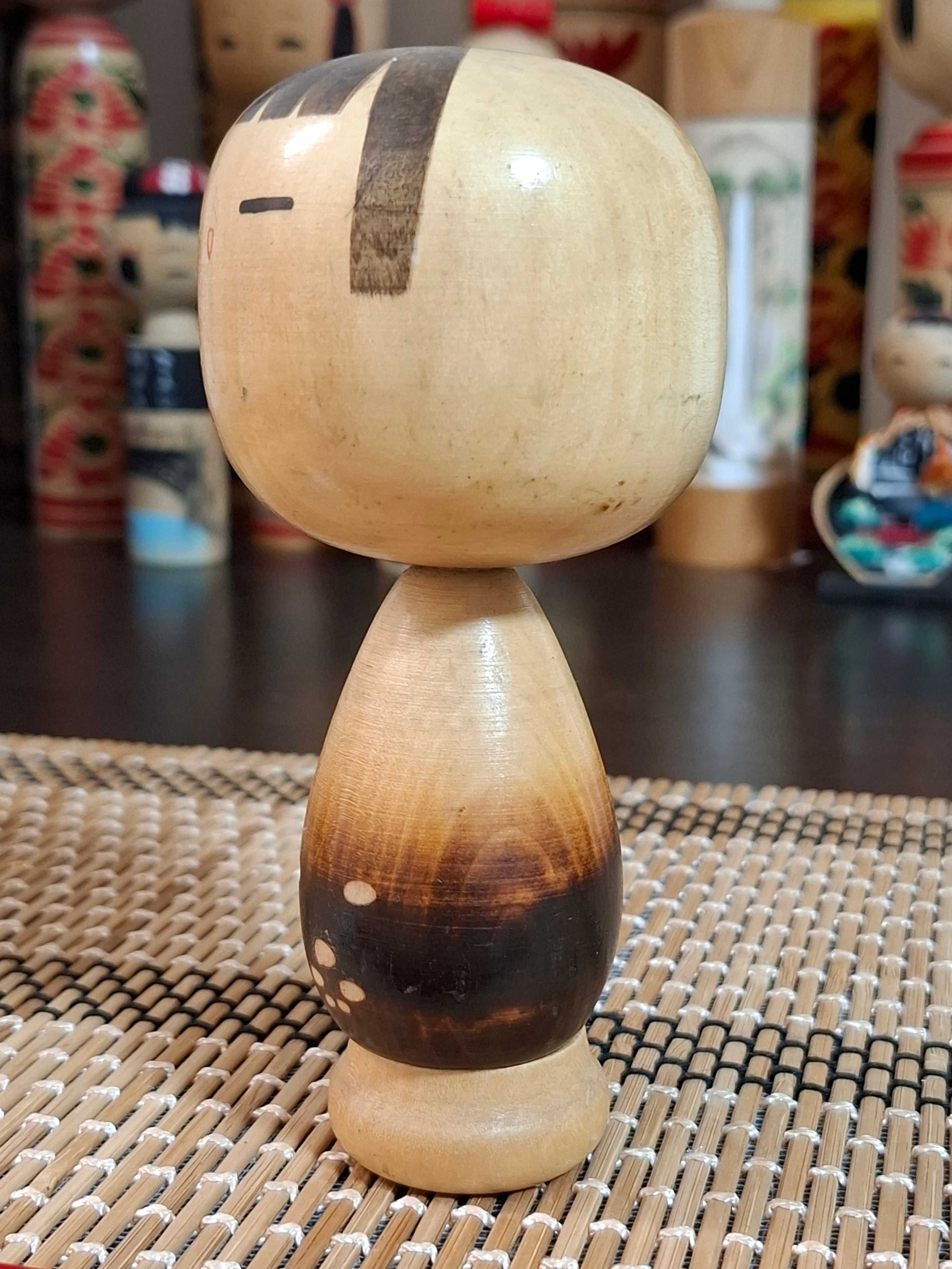 Unikatowa japońska lalka sosaku kokeshi autorstwa Yuji Kawase