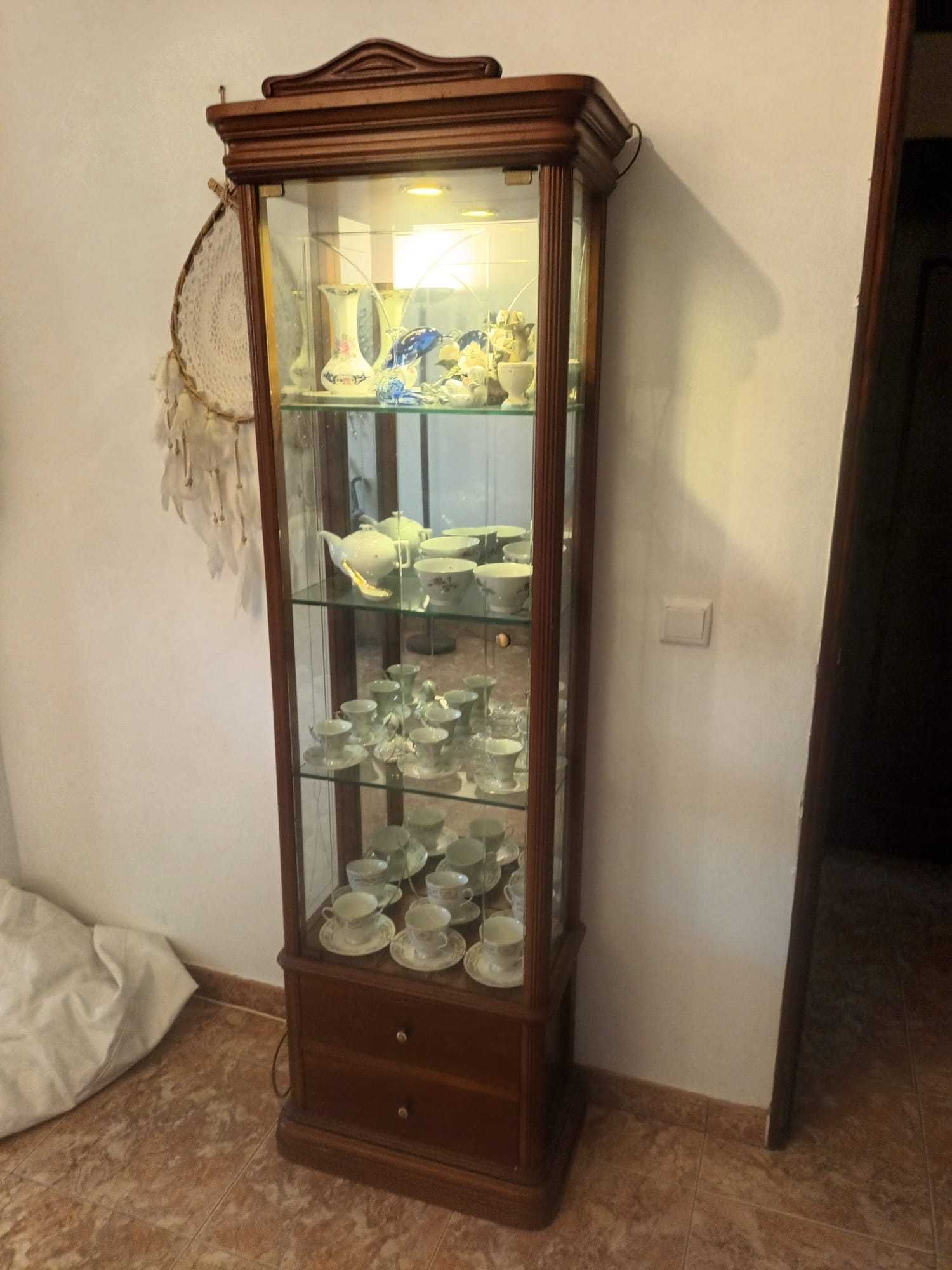 Vitrine com iluminação em raiz de madeira de mogno