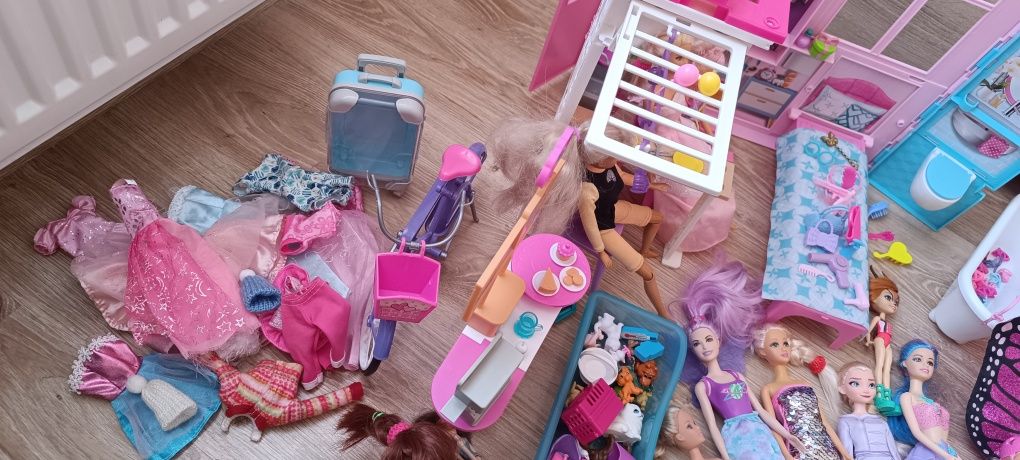 Domek składany dla Barbie z akcesoriami + 12 lalek