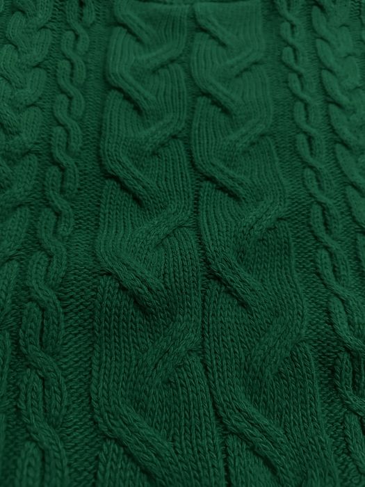 Смарагдовий светр з високим горлом