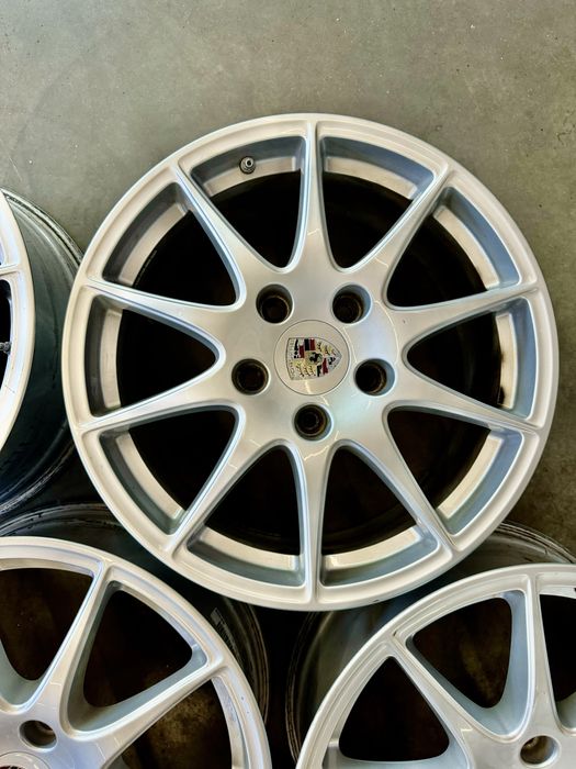 Оригинальные разноширокие диски porsche r18 et53-59  8j-9j 5x130 4шт