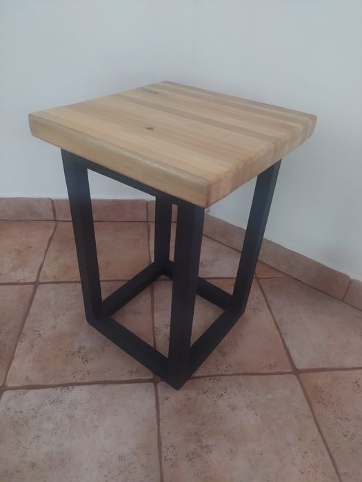 Stoliczek Pomocniczek - rękodzieło z odzyskanego drewna