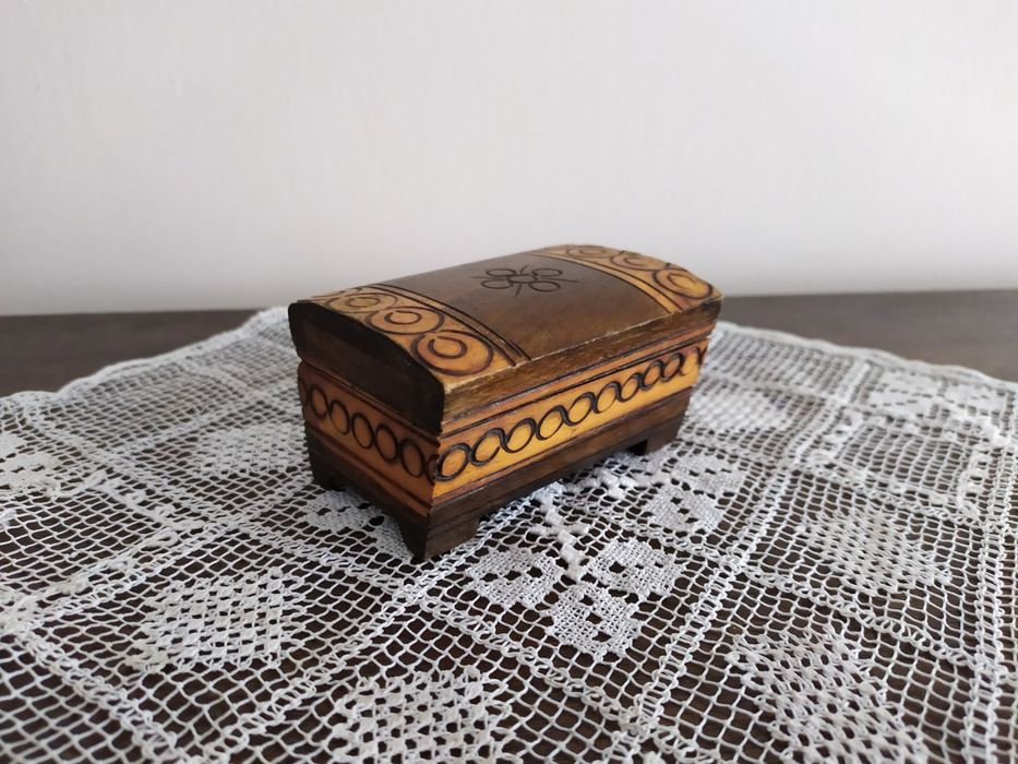 Stara malutka szkatułka w kształcie kufra