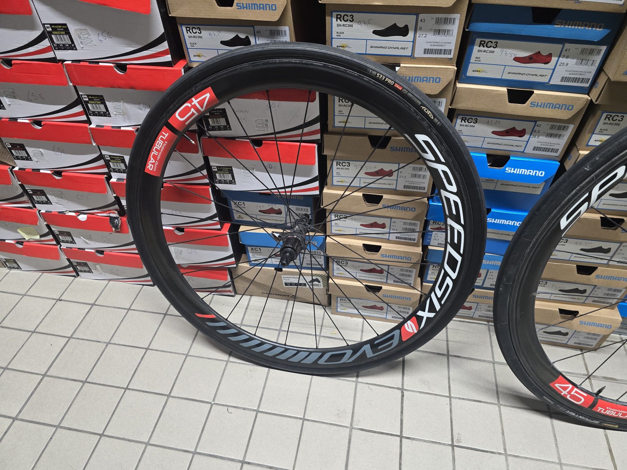 Rodas de estrada carbono traz estragada