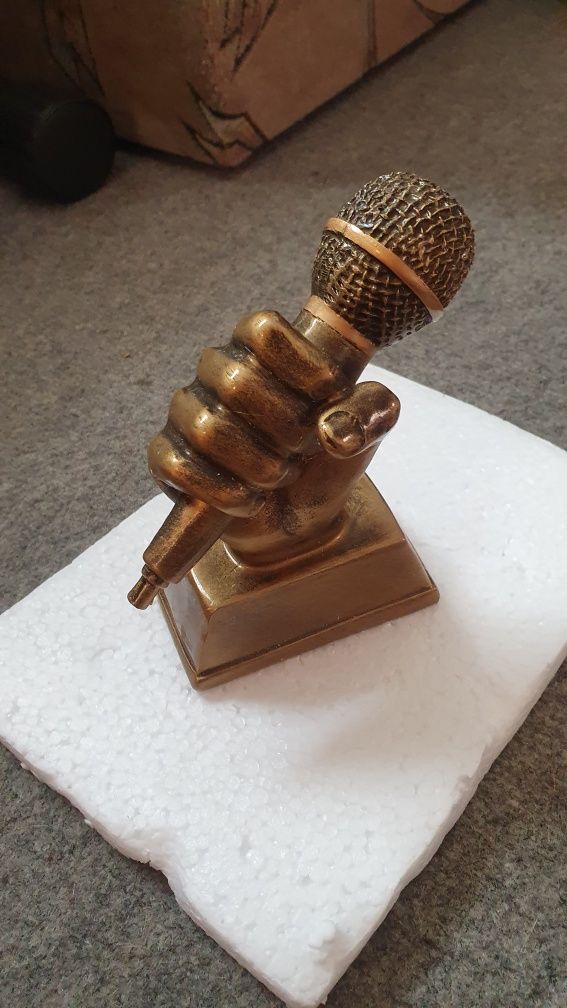 Juvale Złote trofeum mikrofonowe