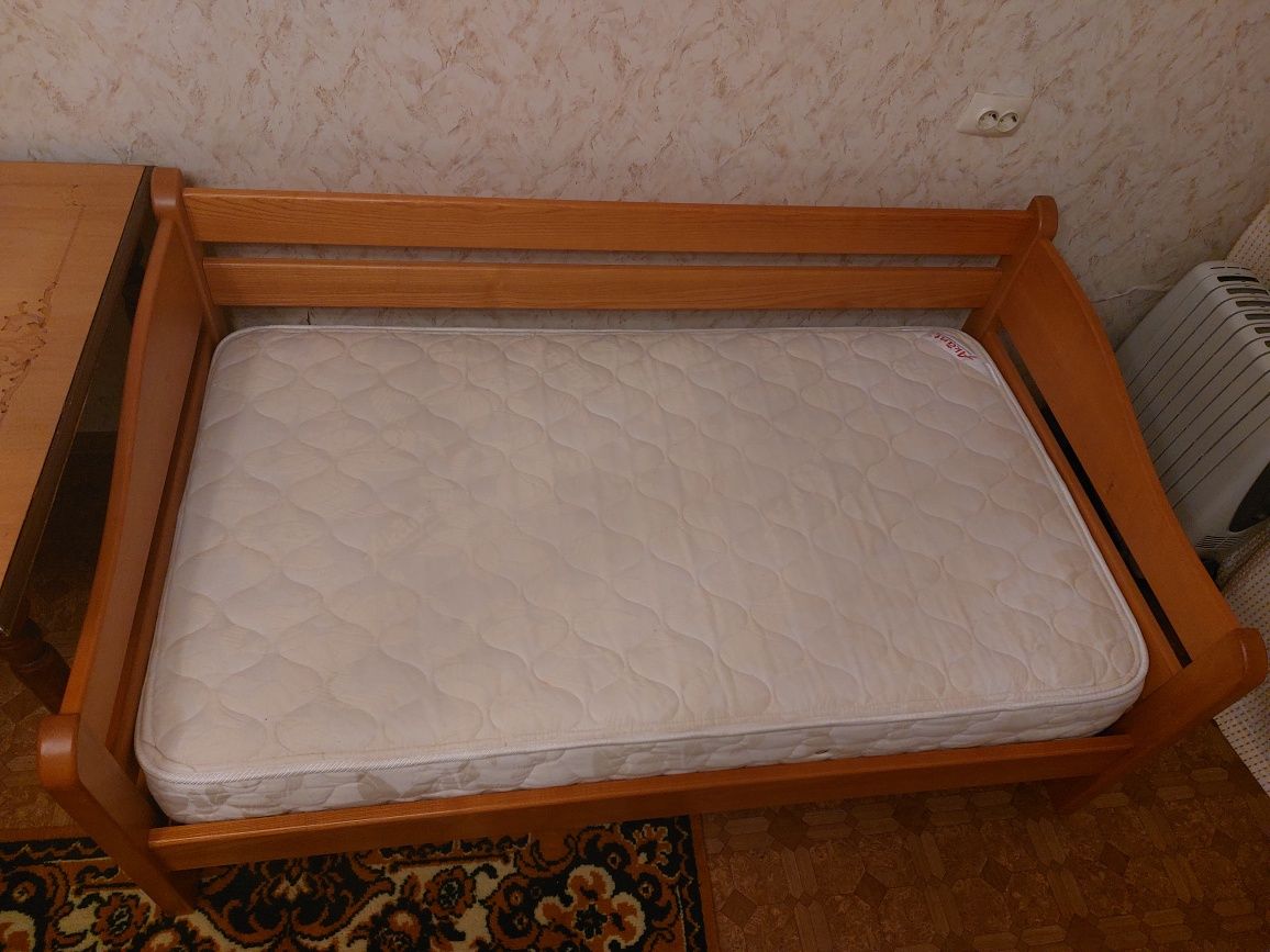 Кровать б/у деревянная с матрасом 160х90 см